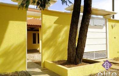 Imagem: A casa possui 3 Dormitórios, 3 Banheiros, 3 Vagas na garagem