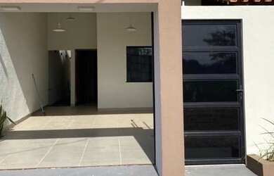 Imagem: A casa possui 3 Dormitórios, 2 Banheiros, 1 Vaga na garagem