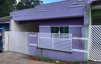 Imagem: A casa possui 3 Dormitórios, 1 Banheiro, 1 Vaga na garagem