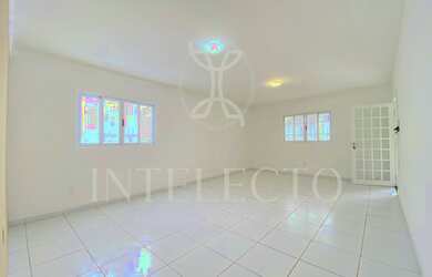 Imagem: A casa possui 3 Dormitórios, 5 Banheiros, 5 Vagas na garagem