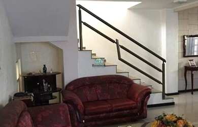 Imagem: A casa e possui 3 Dormitórios, 2 Banheiros, 2 Vagas na garagem