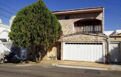 Imagem: A casa possui 5 Dormitórios, 2 Banheiros, 2 Vagas na garagem