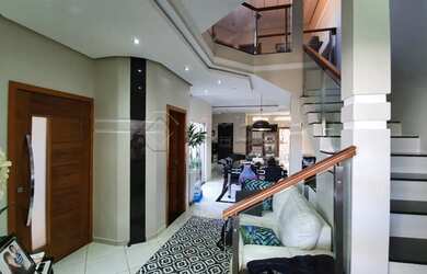 Imagem: A casa possui 3 Dormitórios, 3 Banheiros, 3 Vagas na garagem