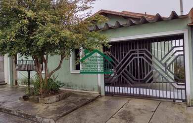 Imagem: A casa possui 3 Dormitórios, 2 Banheiros, 4 Vagas na garagem