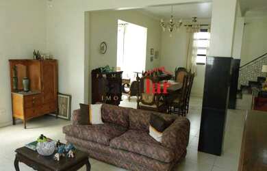 Imagem: A casa à venda possui 4 Dormitórios, 3 Banheiros, 3 Vagas