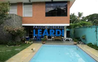 Imagem: A casa possui 4 Dormitórios, 5 Banheiros, 5 Vagas na garagem