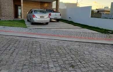 Imagem: A casa possui 4 Dormitórios, 4 Banheiros, 4 Vagas na garagem
