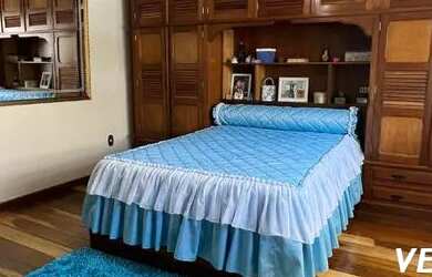 Imagem: A casa possui 3 Dormitórios, 4 Banheiros, 2 Vagas na garagem