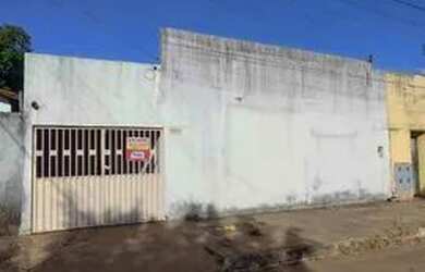 Imagem: A casa possui 3 Dormitórios, 1 Banheiro, 2 Vagas na garagem