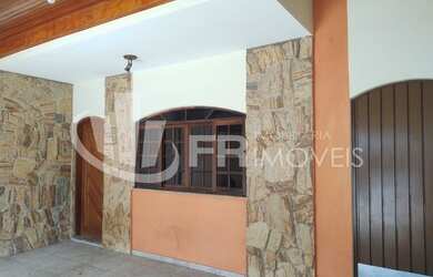 Imagem: A casa possui 3 Dormitórios, 2 Banheiros, 2 Vagas na garagem