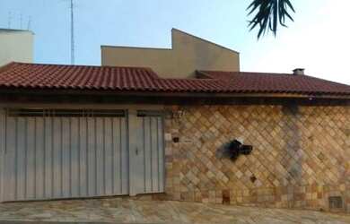 Imagem: A casa possui 4 Dormitórios, 3 Banheiros, 3 Vagas na garagem