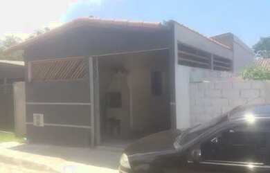 Imagem: A casa possui 3 Dormitórios, 2 Vagas na garagem e está localizado
