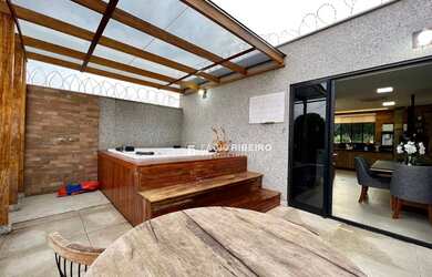 Imagem: A casa possui 3 Dormitórios, 4 Banheiros, 2 Vagas na garagem