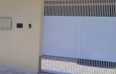 Imagem: A casa possui 3 Dormitórios, 2 Banheiros, 1 Vaga na garagem