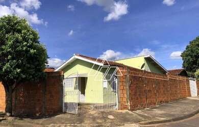 Imagem: A casa possui 2 Dormitórios, 2 Banheiros, 4 Vagas na garagem