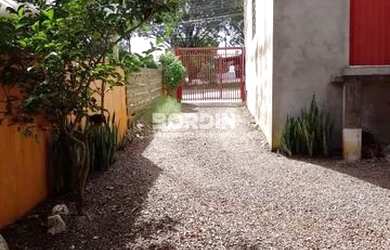 Imagem: A casa possui 3 Dormitórios, 2 Banheiros, 3 Vagas na garagem