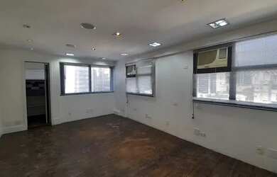 Imagem: O depósito possui 1 Vaga na garagem e 32m² de Área e está