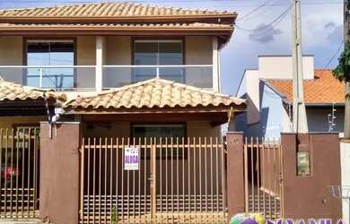 Imagem: A casa possui 3 Dormitórios, 2 Banheiros, 1 Vaga na garagem