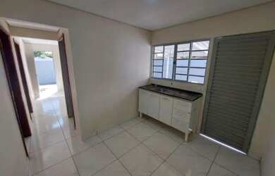 Imagem: A casa possui 2 Dormitórios, 1 Banheiro, 1 Vaga na garagem