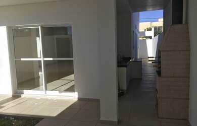 Imagem: A casa possui 3 Dormitórios, 2 Banheiros, 2 Vagas na garagem