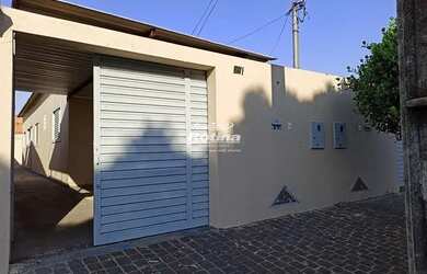 Imagem: A casa possui 2 Dormitórios, 1 Banheiro, 1 Vaga na garagem