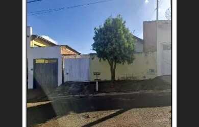 Imagem: A casa possui 2 Dormitórios, 1 Banheiro, 1 Vaga na garagem