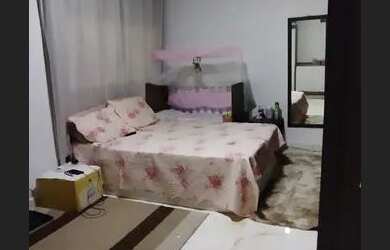 Imagem: A casa possui 2 Dormitórios, 2 Banheiros, 2 Vagas na garagem