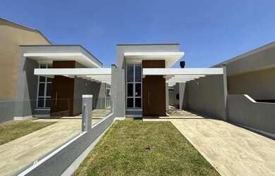 Imagem: A casa possui 3 Dormitórios, 2 Banheiros, 2 Vagas na garagem