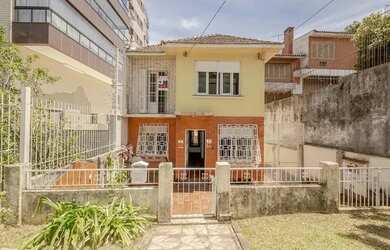 Imagem: A casa possui 3 Dormitórios, 2 Banheiros, 4 Vagas na garagem