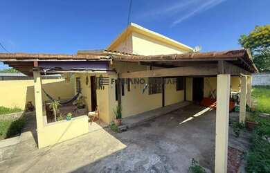 Imagem: A casa possui 4 Dormitórios, 1 Banheiro, 2 Vagas na garagem