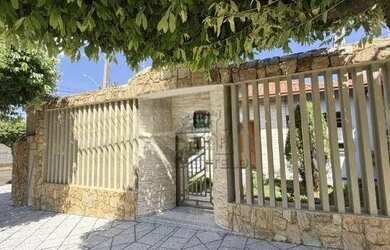 Imagem: A casa possui 4 Dormitórios, 3 Banheiros, 3 Vagas na garagem