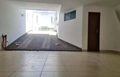 Imagem: A casa possui 3 Dormitórios, 3 Banheiros e 2 Vagas na garagem
