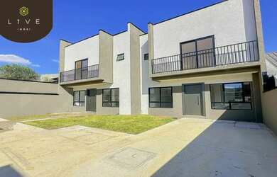 Imagem: A casa possui 3 Dormitórios, 3 Banheiros, 2 Vagas na garagem