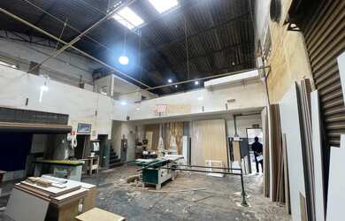 Imagem: O depósito possui 4 Vagas na garagem, 431m² de Área e está