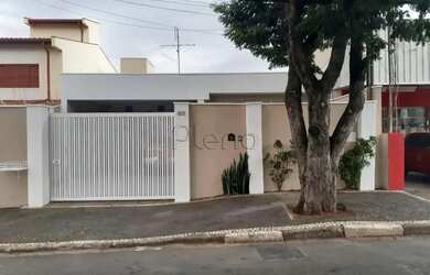 Imagem: A casa possui 3 Dormitórios, 1 Banheiro, 5 Vagas na garagem