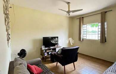 Imagem: A casa possui 3 Dormitórios, 2 Banheiros, 3 Vagas na garagem