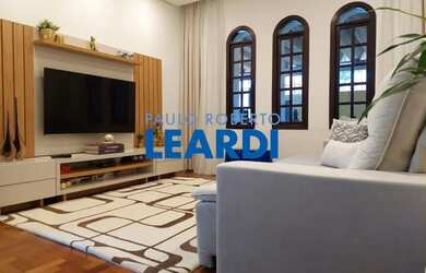 Imagem: A casa possui 2 Dormitórios, 3 Banheiros, 2 Vagas na garagem