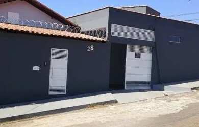 Imagem: A casa possui 3 Dormitórios, 2 Banheiros, 2 Vagas na garagem