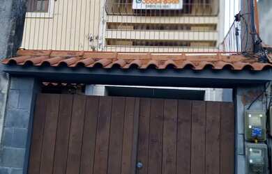 Imagem: A casa possui 4 Dormitórios, 2 Banheiros, 3 Vagas na garagem