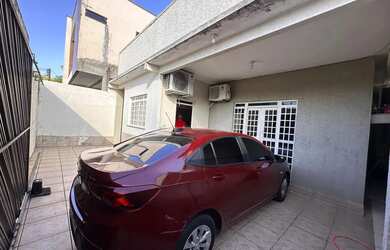 Imagem: A casa possui 4 Dormitórios, 1 Banheiro, 3 Vagas na garagem