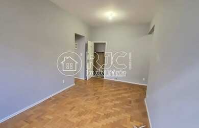 Imagem: O apartamento possui 1 Dormitório, 2 Banheiros, 1 Vaga na garagem