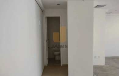 Imagem 5: Sala Comercial com 2 banheiros, 1 copa e 2 vagas em excelente localização...