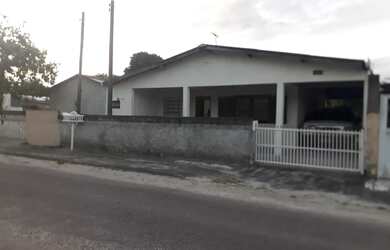 Imagem: A casa possui 3 Dormitórios, 2 Banheiros e 3 Vagas na garagem