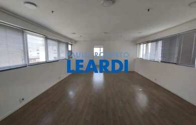 Imagem: O depósito possui 2 Vagas na garagem, 72m² de Área e está