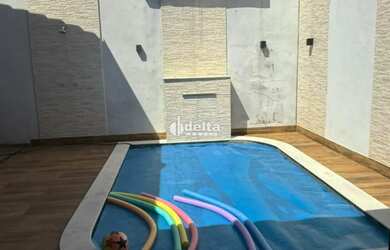 Imagem: A casa possui 4 Dormitórios, 3 Banheiros, 2 Vagas na garagem