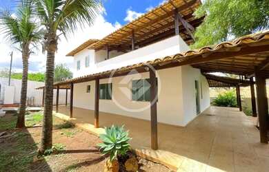 Imagem: A casa possui 3 Dormitórios, 1 Banheiro, 3 Vagas na garagem