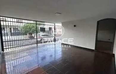 Imagem: A casa possui 3 Dormitórios, 1 Banheiro, 2 Vagas na garagem