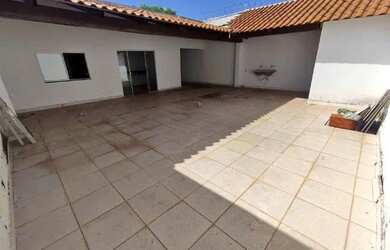 Imagem: A casa possui 2 Dormitórios, 1 Banheiro, 1 Vaga na garagem