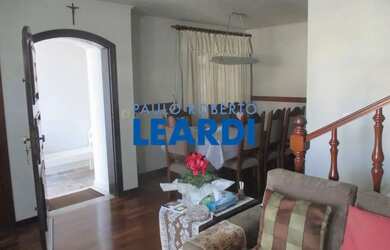 Imagem: A casa possui 3 Dormitórios, 4 Banheiros, 2 Vagas na garagem