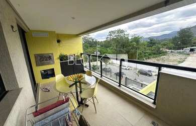 Imagem: O apartamento possui 3 Dormitórios, 1 Banheiro, 2 Vagas na